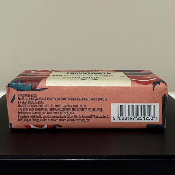 The Body Shop Strawberry Cleansing Face & Body Soap Bar 3.5 Oz 100g New HTF - Picture 4 of 4